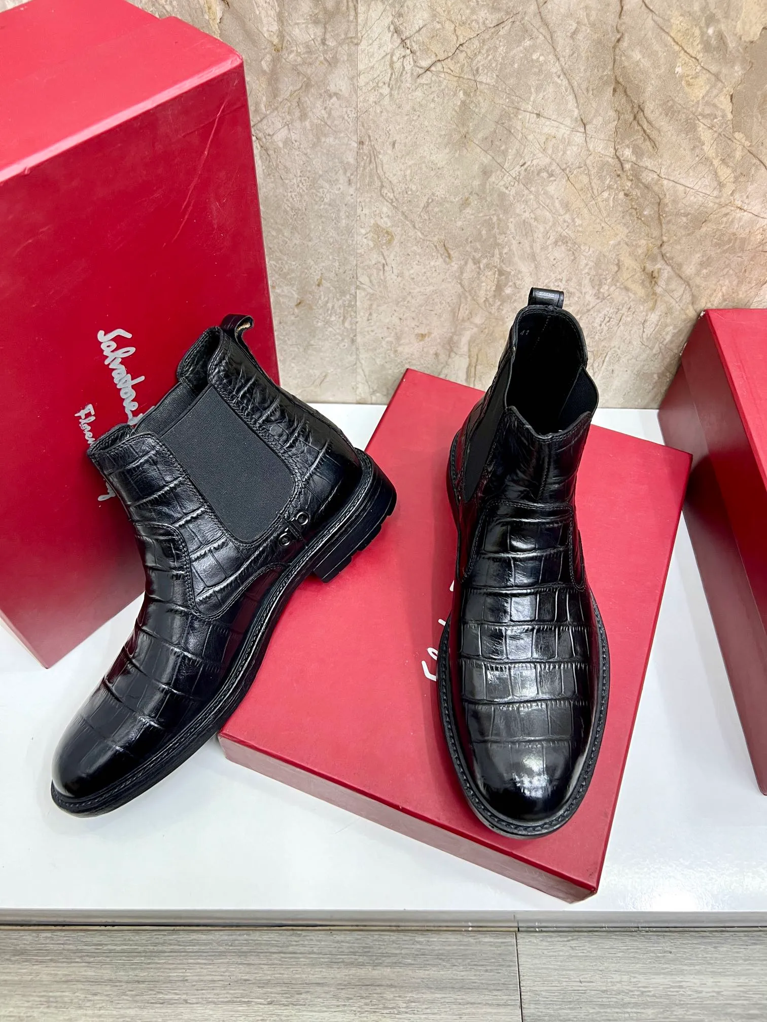 Original order quality: Men's shoes 💰700 Brand: Ferragamo (Ferragamo) One size larger: Men's size 38-44 (45 customized) Grade: Same style as the official website High-end men's shoes Material: Original cowhide, cowhide lining, original outsole Style category: Chelsea men's boots Fashion trend Color: Actual picture